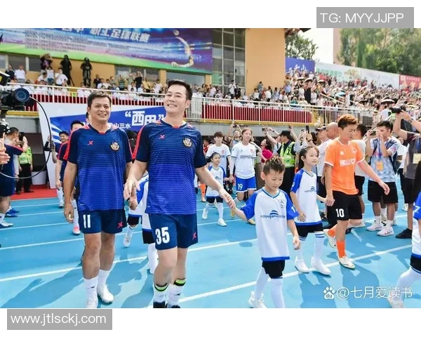 国际足球明星齐聚一堂热情鼓掌展现团结精神与友谊风采